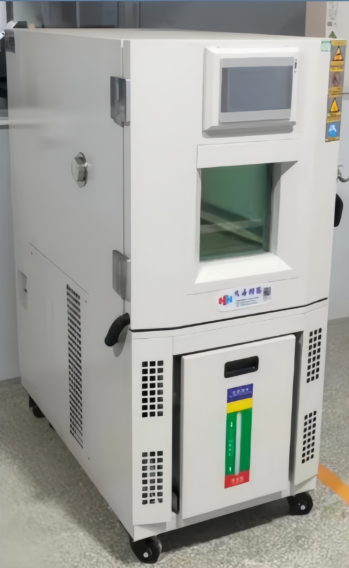 Programmable temperature and humidity chamber for environmental reliability testing of custom components